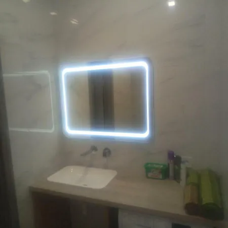 в 50 метрах от моря *