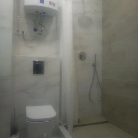 в 50 метрах от моря *