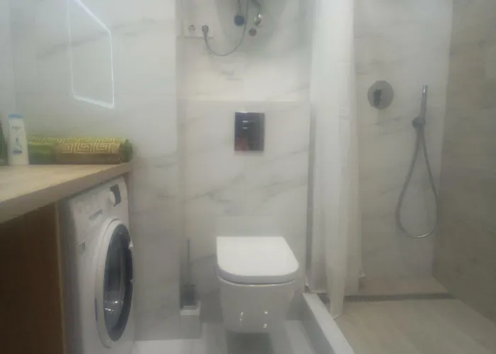 в 50 метрах от моря