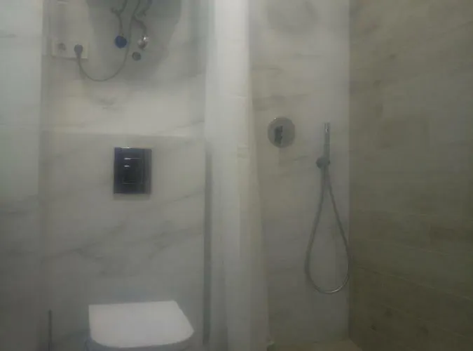 в 50 метрах от моря *