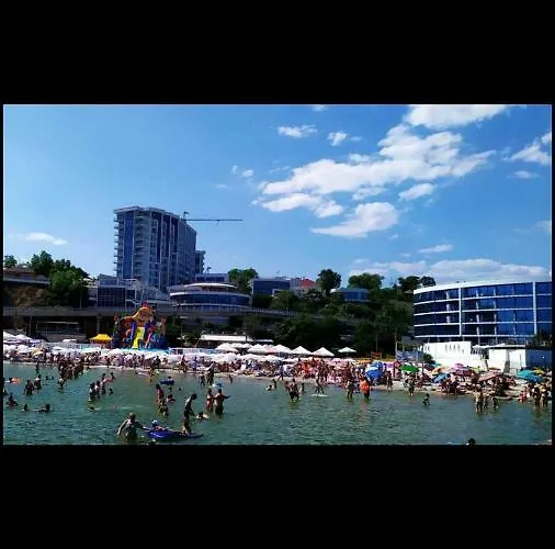 в 50 метрах от моря *